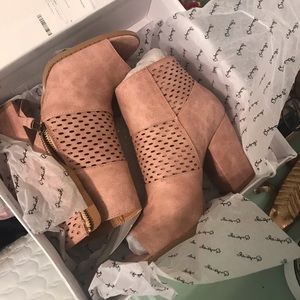 Open toes suede booties